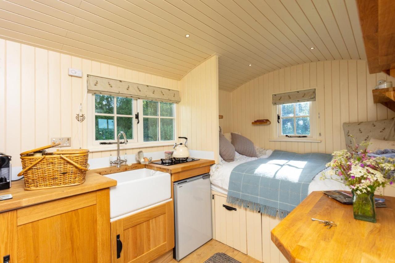 Romantic Secluded Shepherd Hut Hares Rest Southwick  Extérieur photo