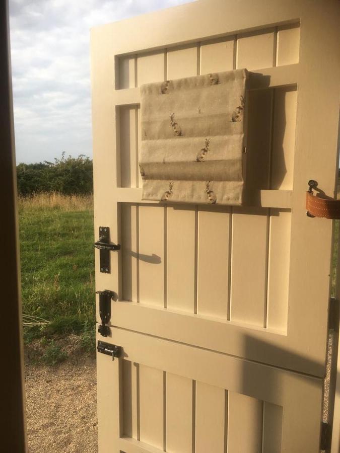 Romantic Secluded Shepherd Hut Hares Rest Southwick  Extérieur photo